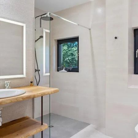 Maison Neuve En Bordure De Foret